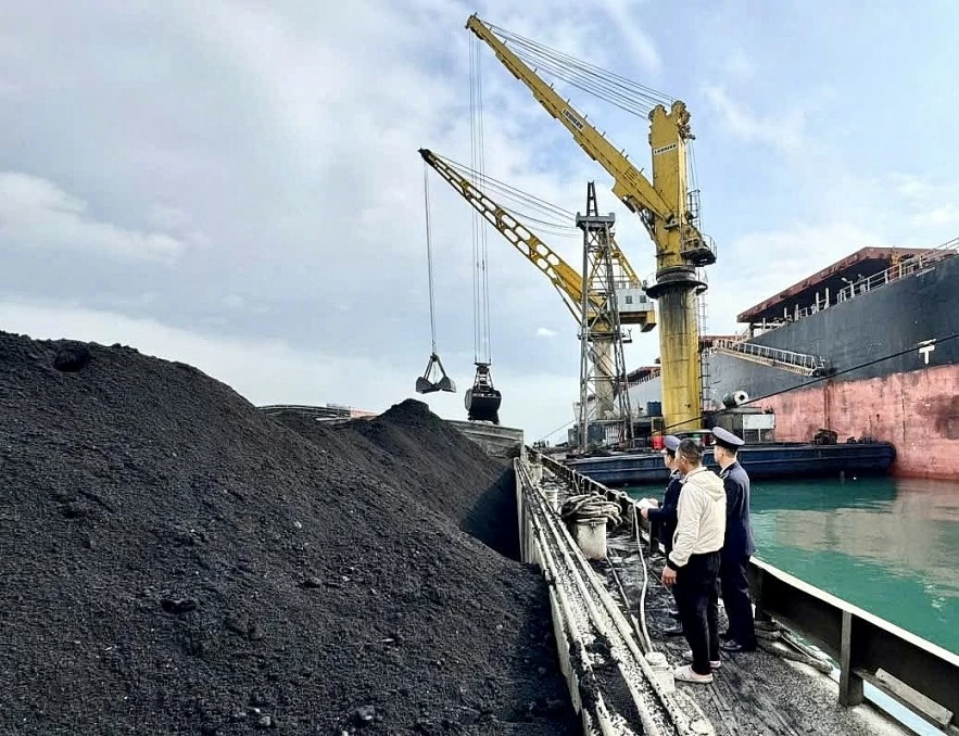undefined Hải quan cửa khẩu cảng Cẩm Phả đồng hành doanh nghiệp trước biến động Trung Đông