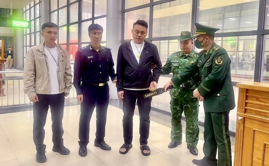 undefined Hải quan phối hợp bắt đối tượng vận chuyển gần 20 cây vàng qua cửa khẩu Móng Cái