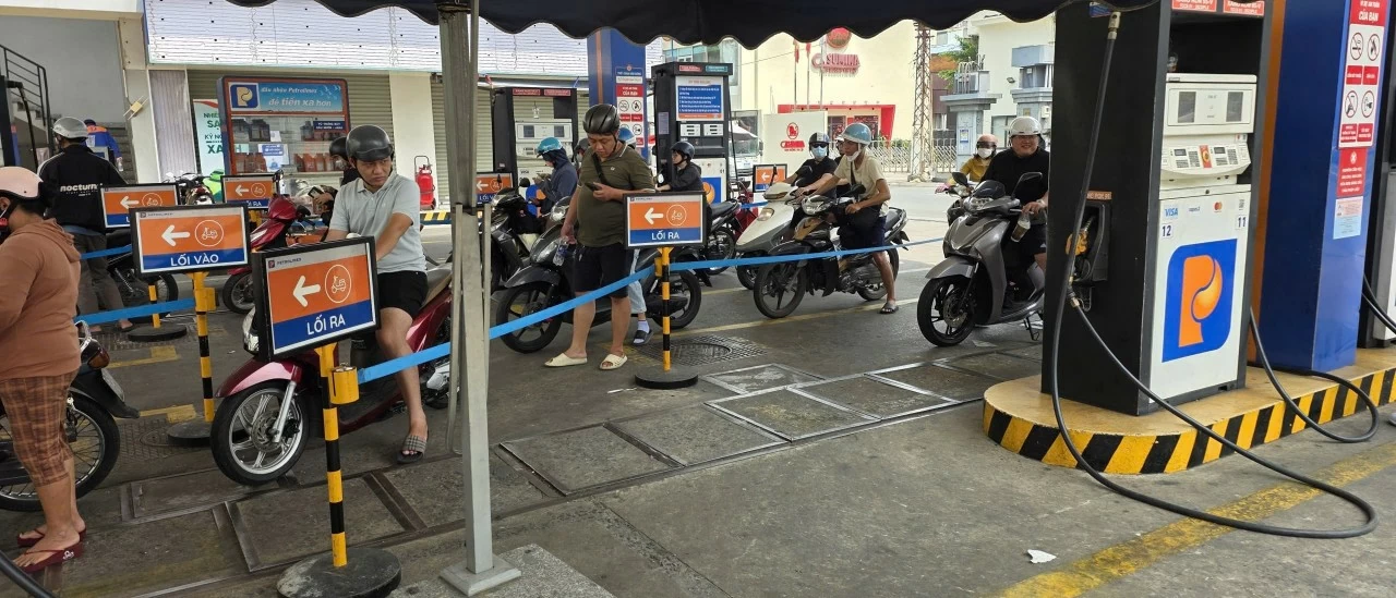 TP. Hồ Chí Minh tăng cường kiểm soát thị trường xăng dầu, xử lý nghiêm hành vi găm hàng TP. Hồ Chí Minh tăng cường kiểm soát thị trường xăng dầu, xử lý nghiêm hành vi găm hàng