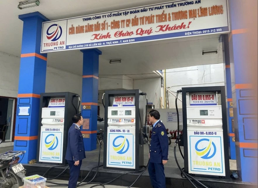 Ninh Bình: Phạt 35 triệu đồng doanh nghiệp bán xăng vượt giá trần, buộc hoàn tiền cho khách