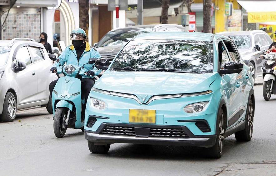 Giá xăng tăng, người tiêu dùng chuyển sang phương tiện chi phí thấp