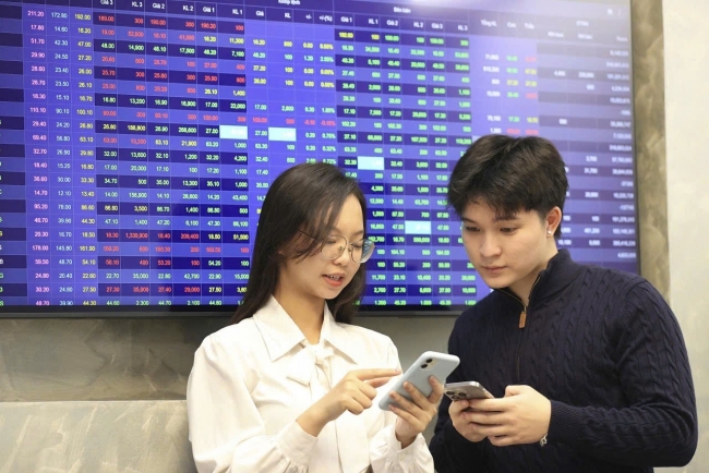 Chứng khoán ngày 18/3: VN-Index giằng co tăng nhẹ, xu hướng vẫn chưa rõ ràng