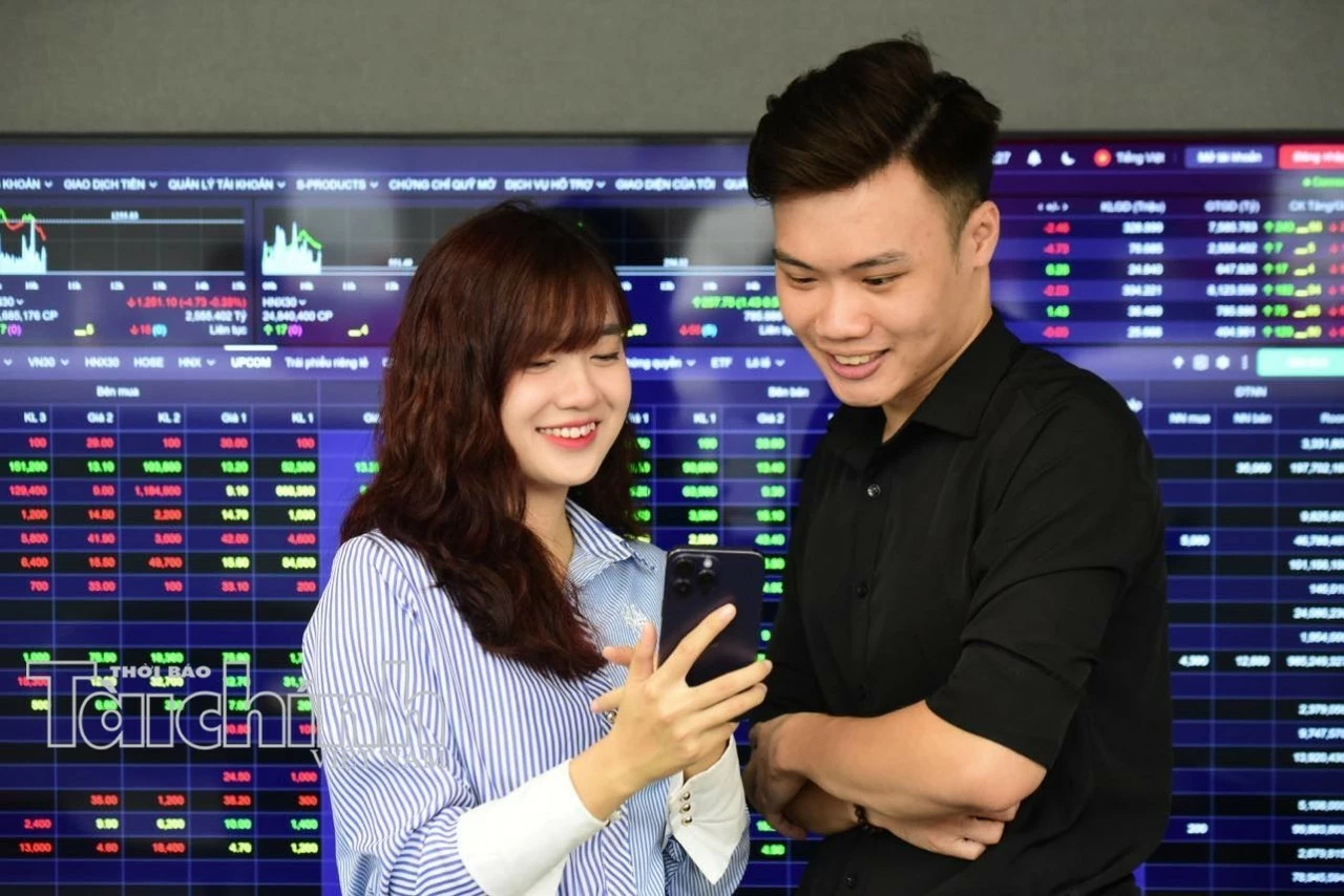 Chứng khoán ngày 18/3: VN-Index giằng co tăng nhẹ, xu hướng vẫn chưa rõ ràng Chứng khoán ngày 15/10: VN-Index mất mốc 1.700 điểm, dòng tiền phân hóa