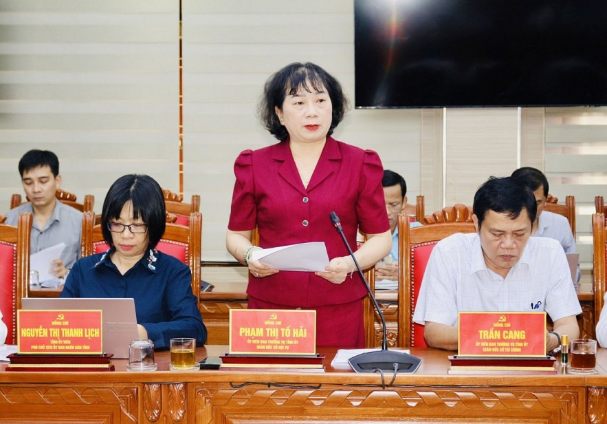 Giám đốc Sở Nội vụ Phạm Thị Tố Hải báo cáo tóm tắt tình hình và kết quả bầu cử