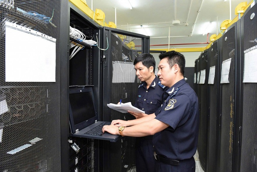 Hải quan đấu nối, chuyển đổi cáp tại Trung tâm dữ liệu đêm 21/3