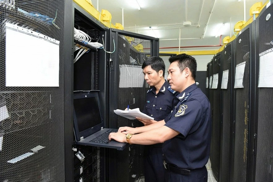 undefined Hải quan đấu nối, chuyển đổi cáp tại Trung tâm dữ liệu đêm 21/3