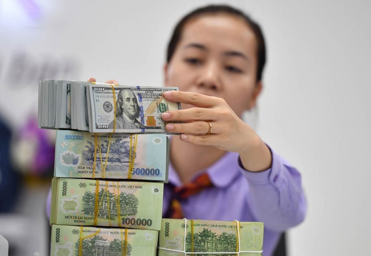 Hút ròng gần 240.000 tỷ đồng ổn định tỷ giá, lãi suất liên ngân hàng vẫn Hút ròng gần 240.000 tỷ đồng ổn định tỷ giá, lãi suất liên ngân hàng vẫn