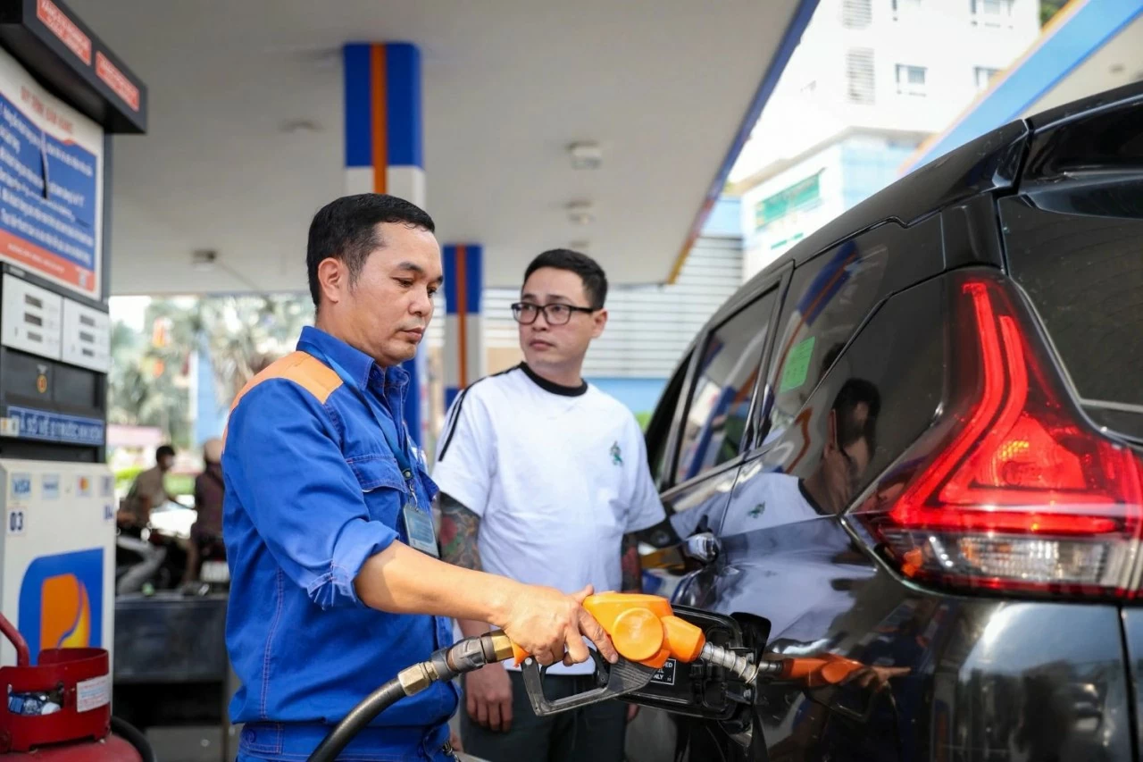 Việc điều hành giá xăng dầu thực hiện khi giá cơ sở tăng từ 15% trở lên