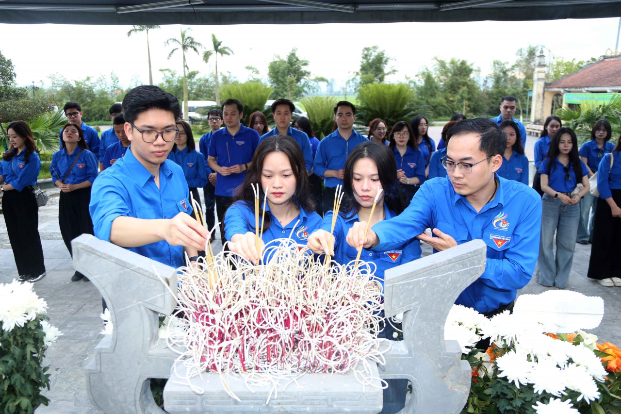 4 chi đoàn thuộc Đoàn Thanh niên Bộ Tài chính hành trình về nguồn tại Hà Tĩnh