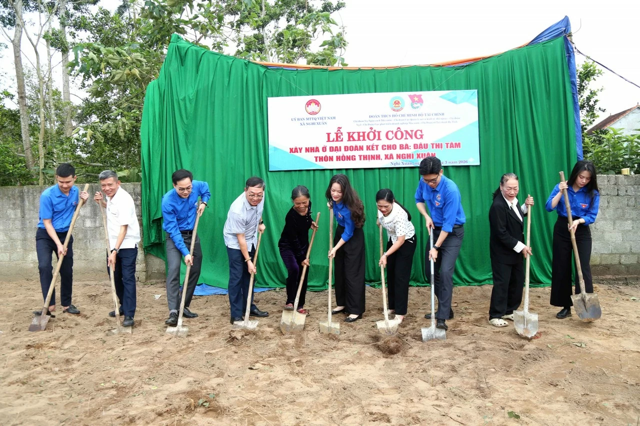 Khởi công xây Nhà Đại đoàn kết và trao quà cho phụ nữ neo đơn, thanh niên yếu thế ở xã Nghi Xuân, tỉnh Hà Tĩnh