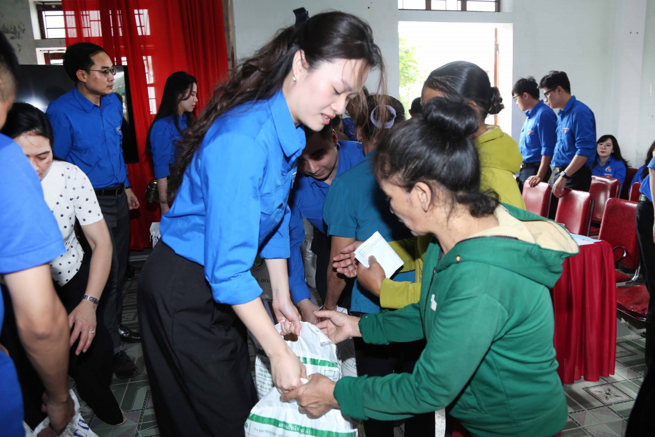 Khởi công xây Nhà Đại đoàn kết và trao quà cho phụ nữ neo đơn, thanh niên yếu thế ở xã Nghi Xuân, tỉnh Hà Tĩnh Khởi công xây Nhà Đại đoàn kết và trao quà cho phụ nữ neo đơn, thanh niên yếu thế ở xã Nghi Xuân, tỉnh Hà Tĩnh