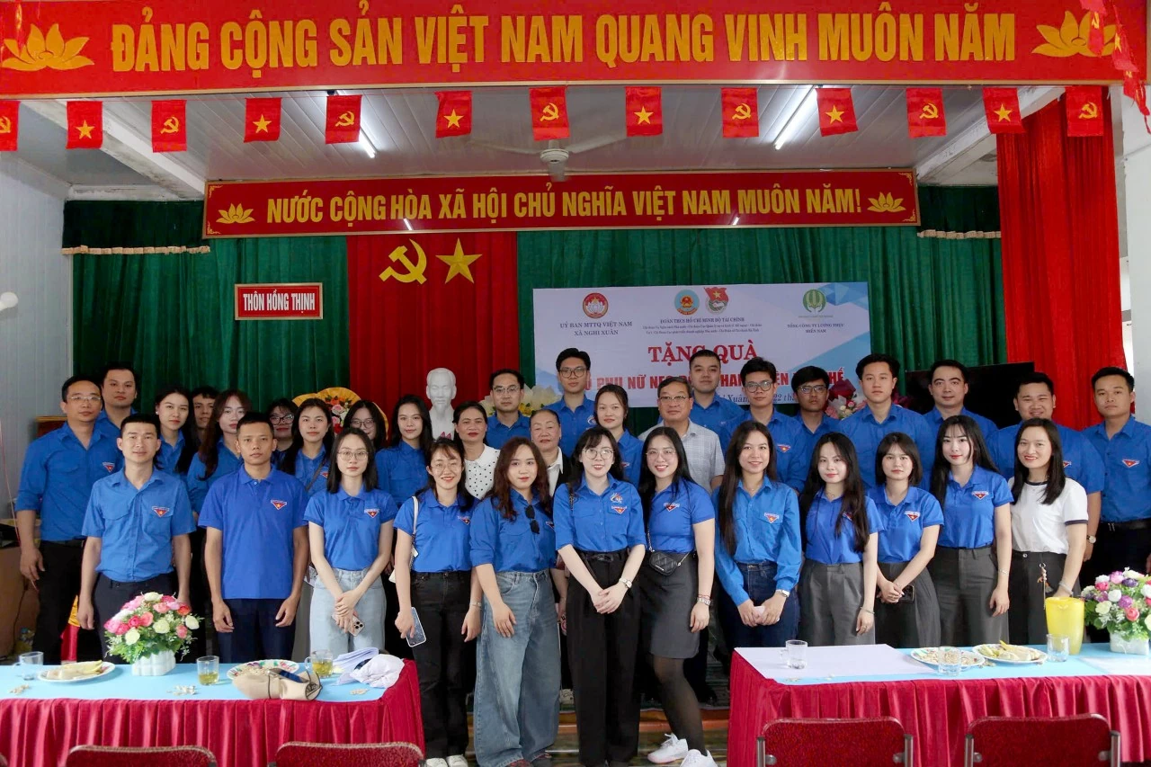 Khởi công xây Nhà Đại đoàn kết và trao quà cho phụ nữ neo đơn, thanh niên yếu thế ở xã Nghi Xuân, tỉnh Hà Tĩnh