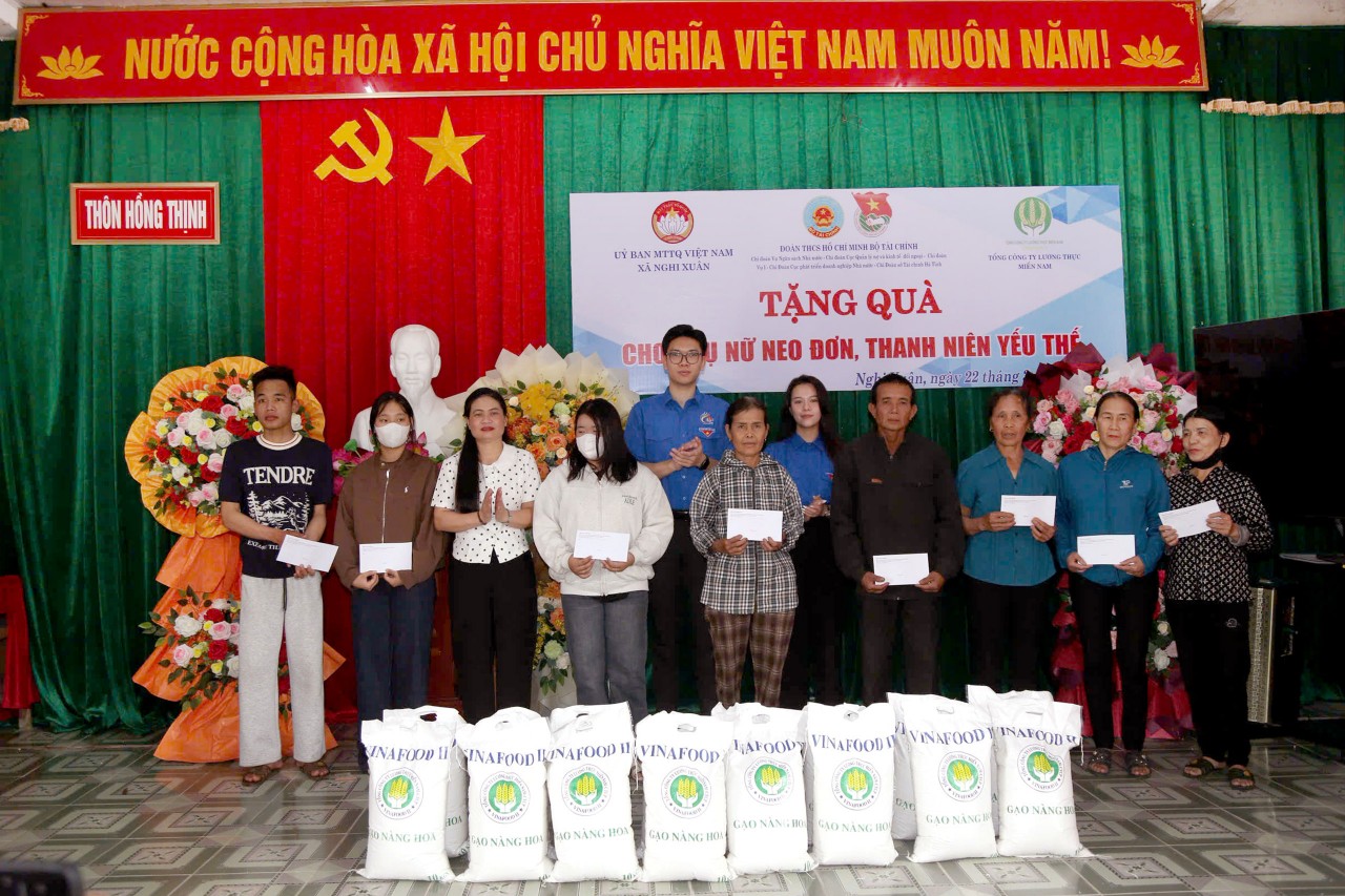 Khởi công xây Nhà Đại đoàn kết và trao quà cho phụ nữ neo đơn, thanh niên yếu thế ở xã Nghi Xuân, tỉnh Hà Tĩnh Khởi công xây Nhà Đại đoàn kết và trao quà cho phụ nữ neo đơn, thanh niên yếu thế ở xã Nghi Xuân, tỉnh Hà Tĩnh