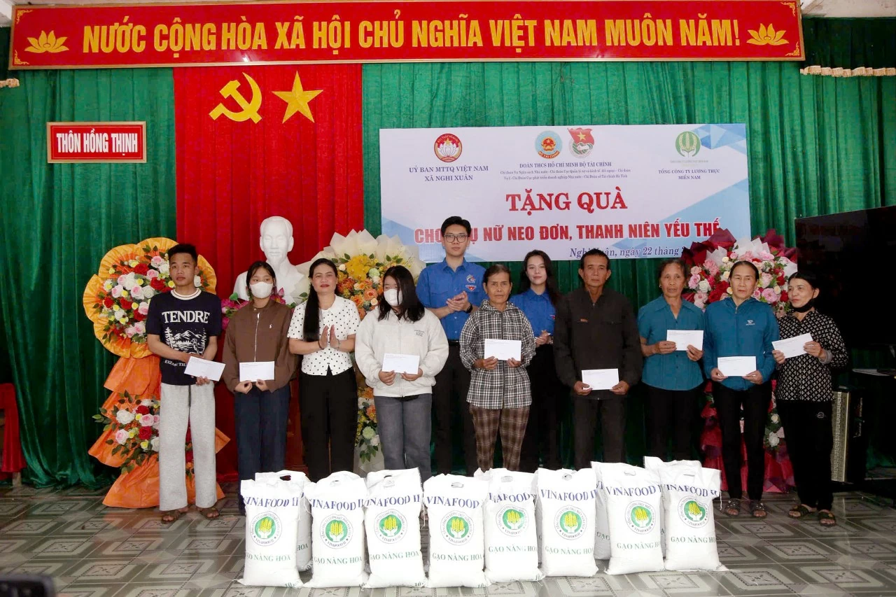 Khởi công xây Nhà Đại đoàn kết và trao quà cho phụ nữ neo đơn, thanh niên yếu thế ở xã Nghi Xuân, tỉnh Hà Tĩnh