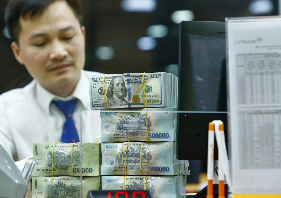 bai toan dieu hanh chinh sach tien te truoc an so kep