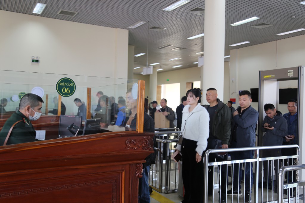 Điều chỉnh phân luồng làm thủ tục xuất nhập cảnh tại Cửa khẩu quốc tế Móng Cái Điều chỉnh phân luồng làm thủ tục xuất nhập cảnh tại Cửa khẩu quốc tế Móng Cái