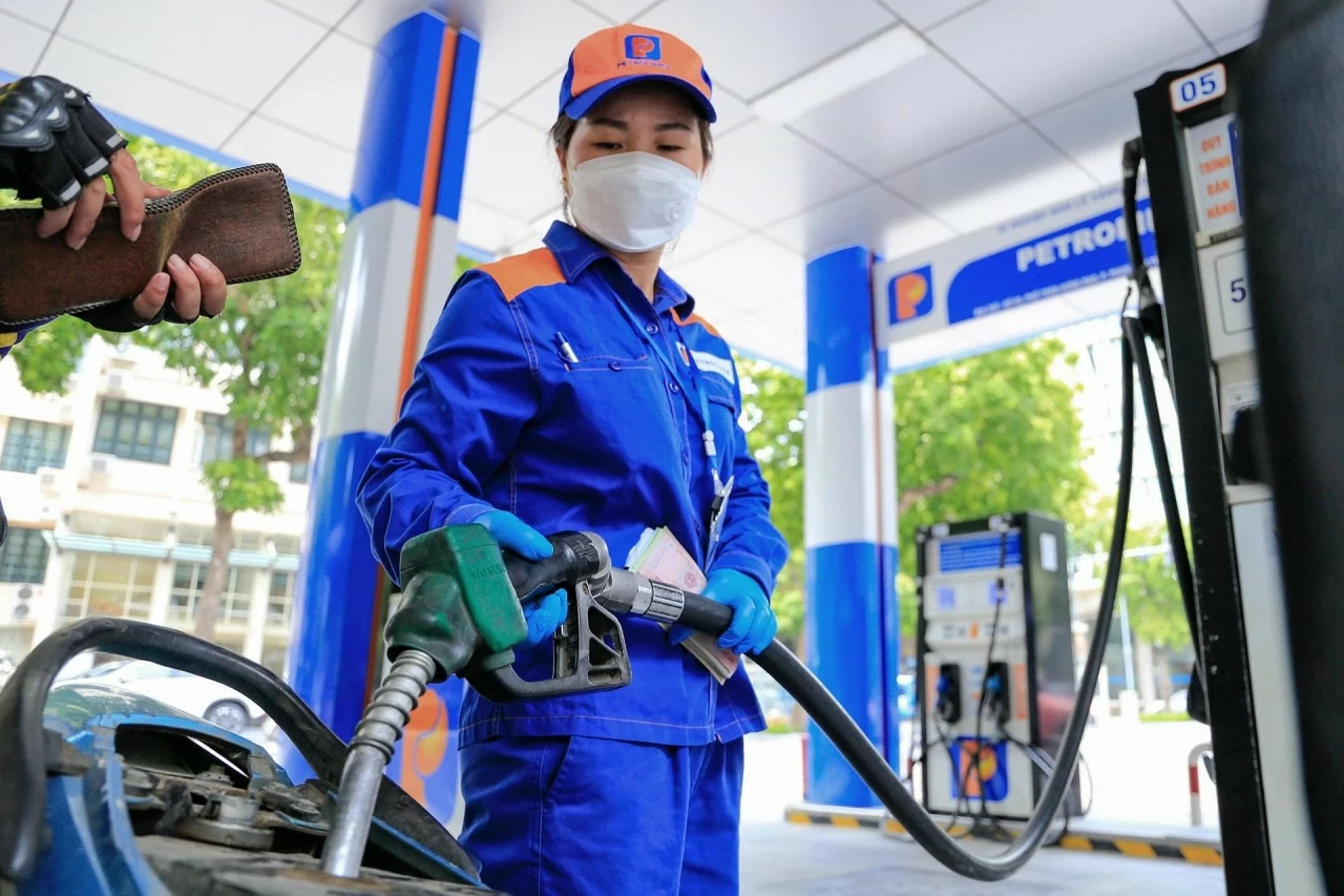 Tạm ứng 8.000 tỷ đồng từ nguồn tăng thu cho Quỹ Bình ổn giá xăng dầu