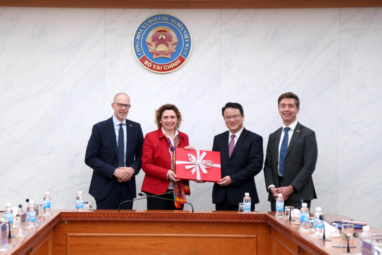 Thứ trưởng Bộ Tài chính Trần Quốc Phương tiếp Phó Chủ tịch EIB Nicola Beer