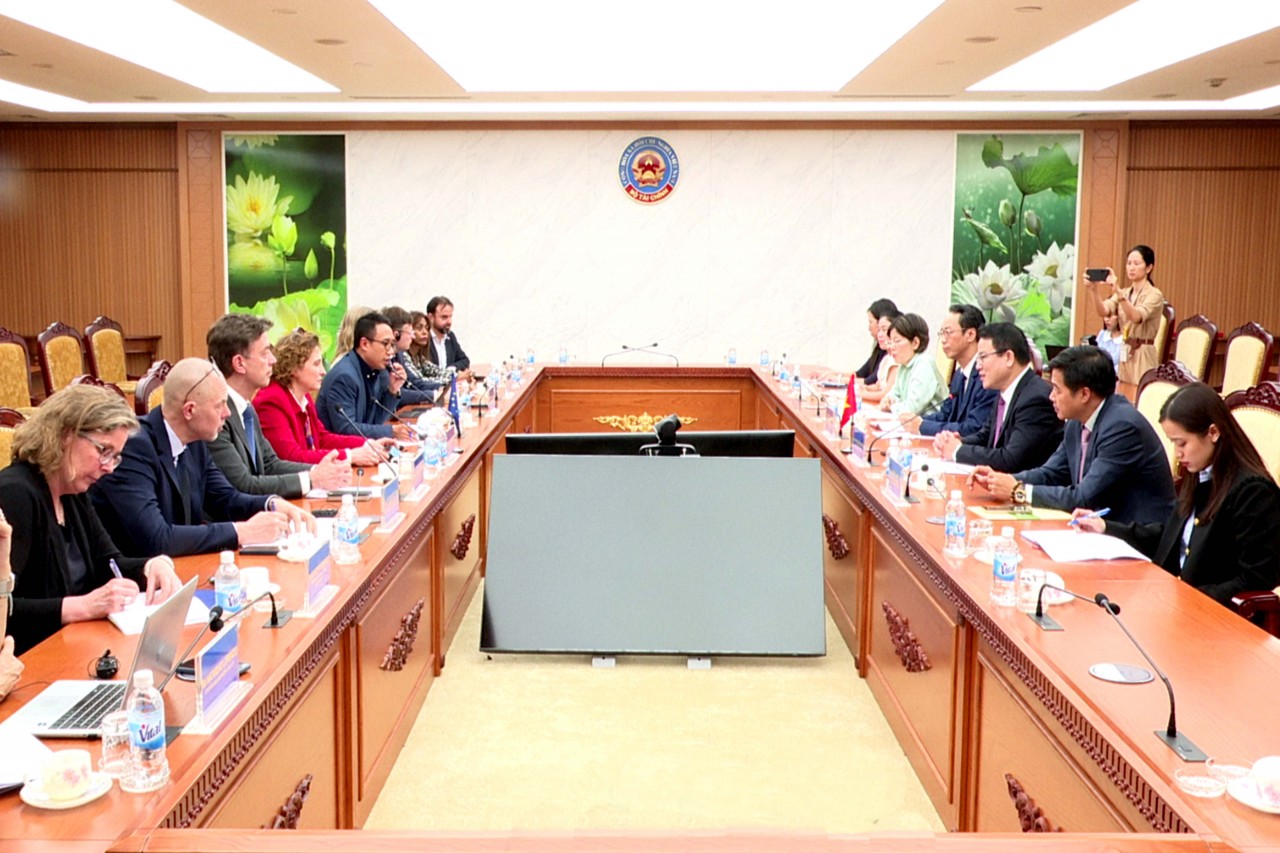 Thứ trưởng Bộ Tài chính Trần Quốc Phương tiếp Phó Chủ tịch EIB Nicola Beer