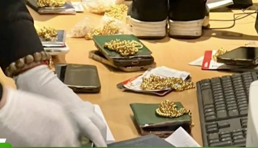 Hải quan tham gia triệt phá vụ vận chuyển gần 7kg vàng qua sân bay Cát Bi Hải quan tham gia triệt phá vụ vận chuyển gần 7kg vàng qua sân bay Cát Bi