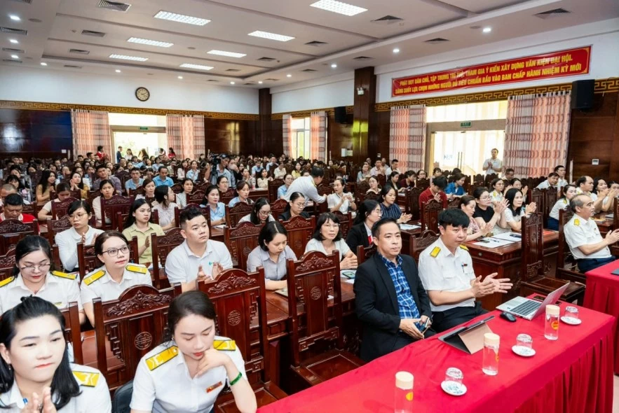 Thuế TP. Huế chú trọng tuyên truyền, hỗ trợ hiệu quả người nộp thuế quyết toán thuế Thuế TP. Huế chú trọng tuyên truyền, hỗ trợ hiệu quả người nộp thuế quyết toán thuế