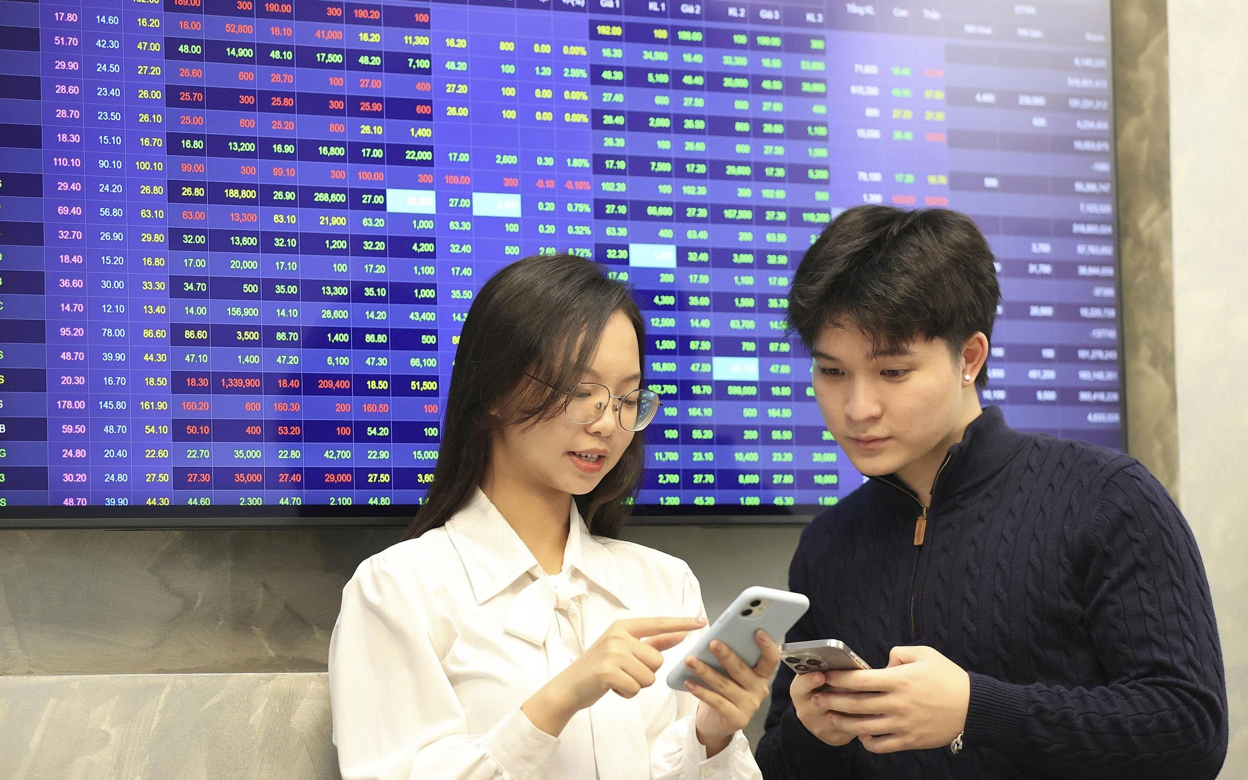 Chứng khoán phái sinh ngày 13/4: Sắc xanh áp đảo, chênh lệch dương nối dài sang phiên thứ 6