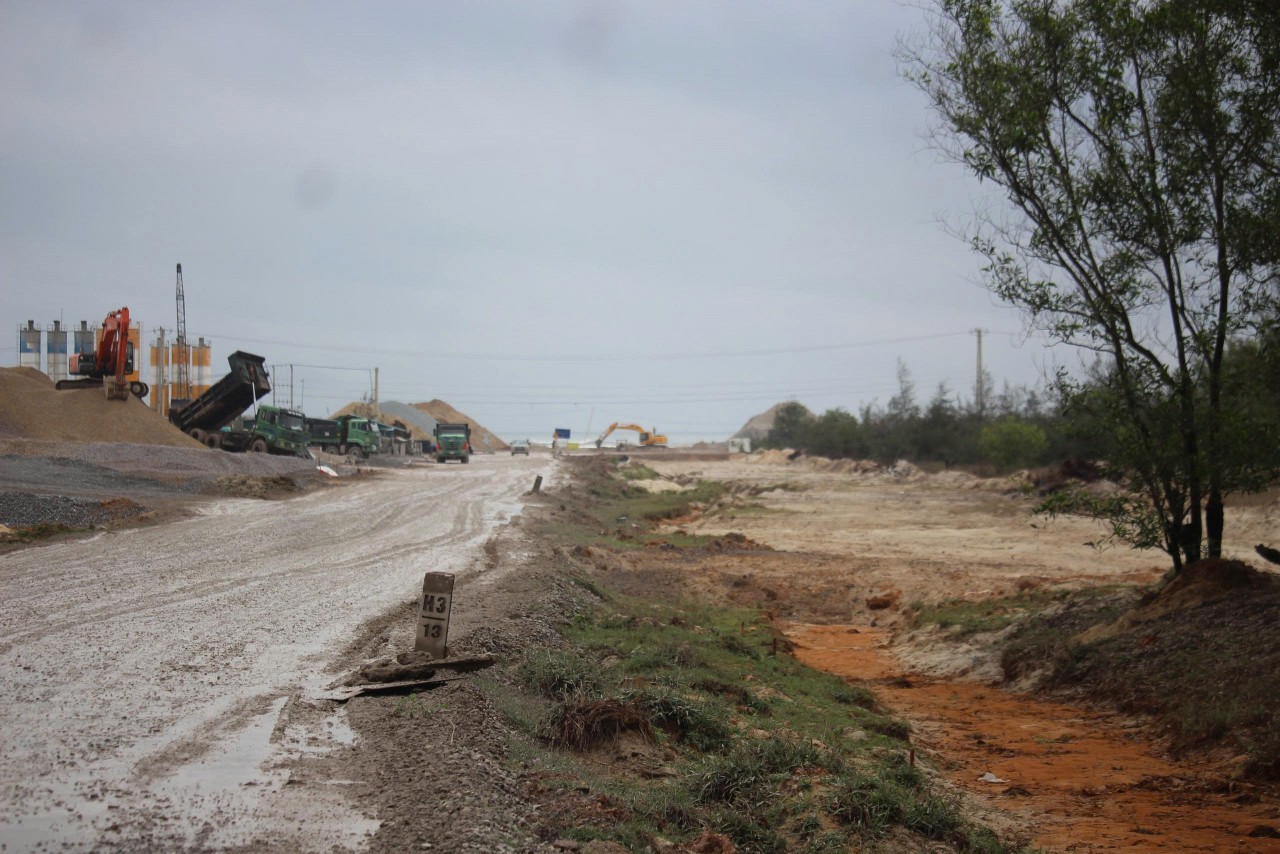 Dự án Quốc lộ 15D đoạn từ Cảng Mỹ Thủy đến cao tốc Cam Lộ – La Sơn đã khởi công trên thực địa Dự án Quốc lộ 15D đoạn từ Cảng Mỹ Thủy đến cao tốc Cam Lộ – La Sơn đã khởi công trên thực địa