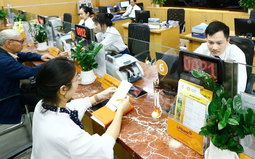 Lãi suất “nổi sóng", điều hành giữ nhịp tránh "giật cục"