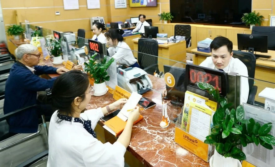 Lãi suất “nổi sóng