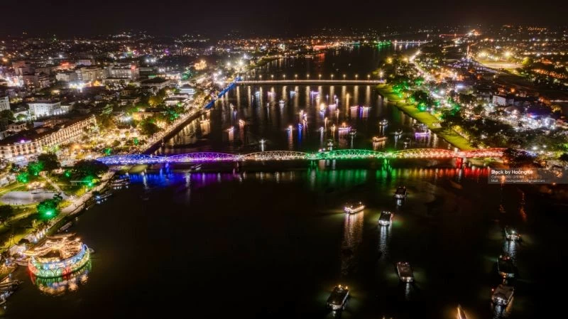 Huế đang phát triển du lịch độc đáo, hấp dẫn và bền vững từ hai bên bờ sông Hương