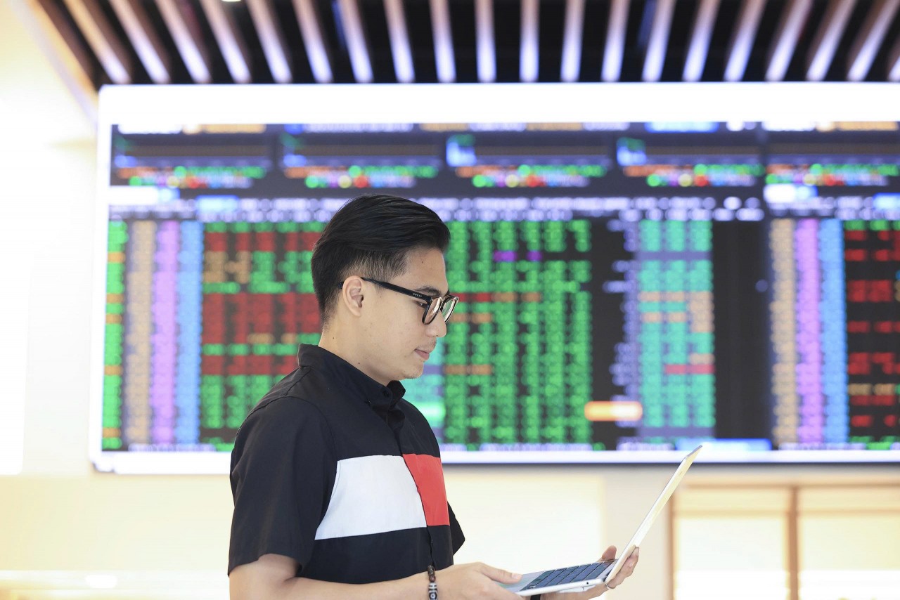 Chứng khoán ngày 1/4: VN-Index lấy lại mốc 1.700 điểm, củng cố đà hồi phục