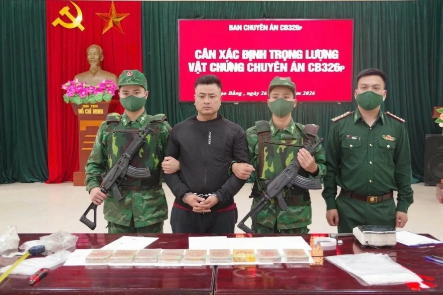 Khởi tố đối tượng vận chuyển trái phép 9 bánh heroin qua biên giới Khởi tố đối tượng vận chuyển trái phép 9 bánh heroin qua biên giới