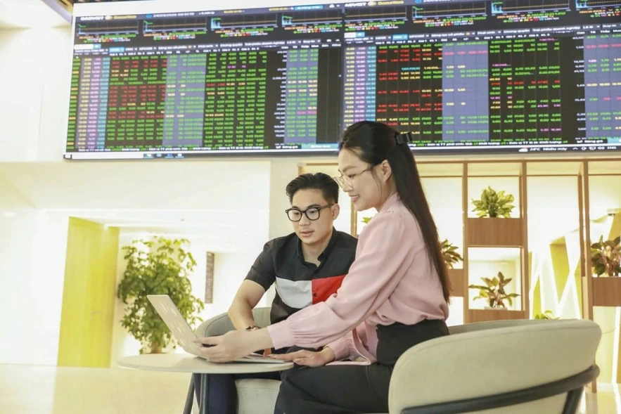 Thị trường chứng khoán tái định giá, xu hướng trung hạn dần rõ nét Thị trường chứng khoán tái định giá, xu hướng trung hạn dần rõ nét