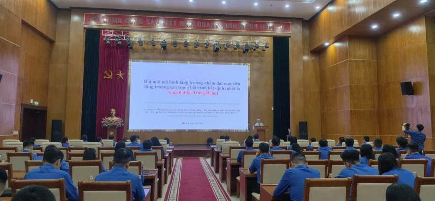 Tập huấn cán bộ Đoàn gắn với nhiệm vụ chuyên môn và đổi mới hoạt động Tập huấn cán bộ Đoàn gắn với nhiệm vụ chuyên môn và đổi mới hoạt động