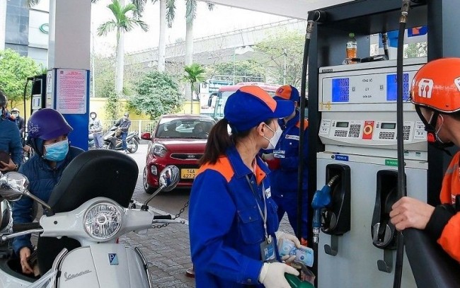 Việt Nam giữ vững phòng tuyến xăng dầu giữa cơn bão giá khu vực và thế giới