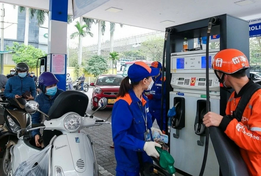 Việt Nam giữ vững phòng tuyến xăng dầu giữa cơn bão giá khu vực và thế giới