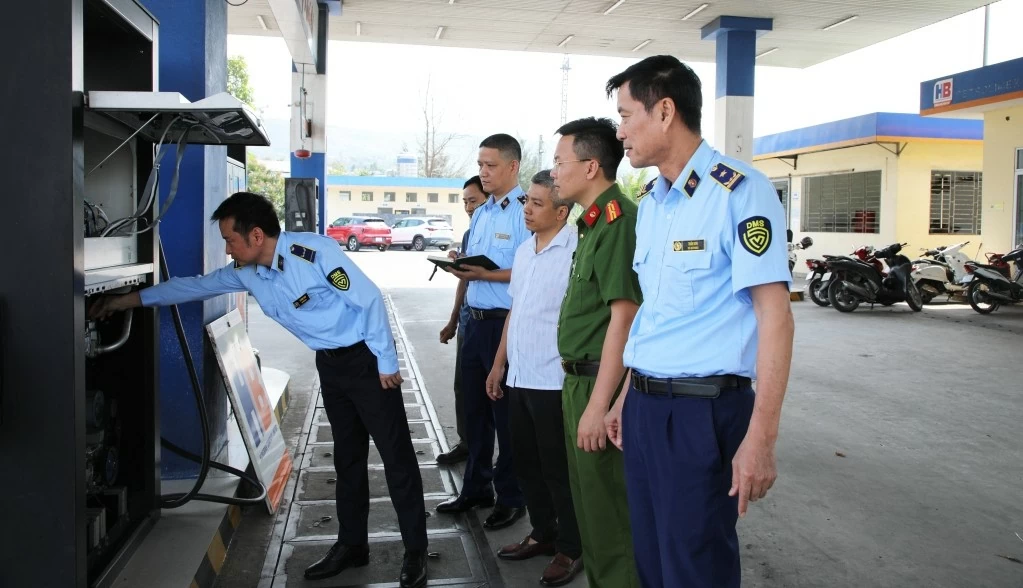 Quảng Ninh siết chặt chống buôn lậu, gian lận thương mại trong kinh doanh xăng dầu Quảng Ninh siết chặt chống buôn lậu, gian lận thương mại trong kinh doanh xăng dầu