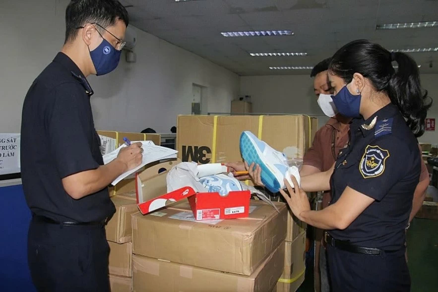 Thu thuế hàng giá trị thấp: Ngăn ngừa gian lận, tăng thu ngân sách Thu thuế hàng giá trị thấp: Ngăn ngừa gian lận, tăng thu ngân sách