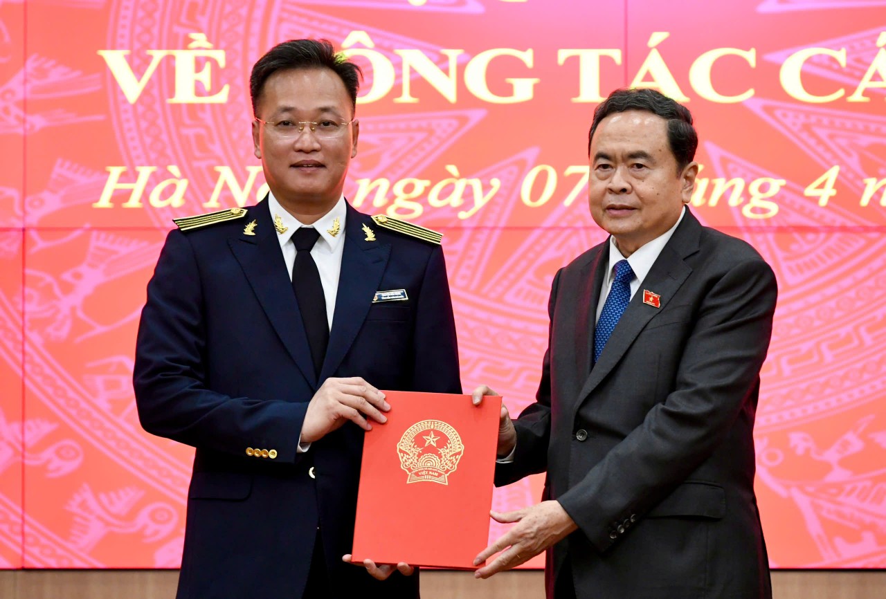 Công bố Nghị quyết của Quốc hội về bầu Tổng Kiểm toán nhà nước với đồng chí Nguyễn Hữu Nghĩa