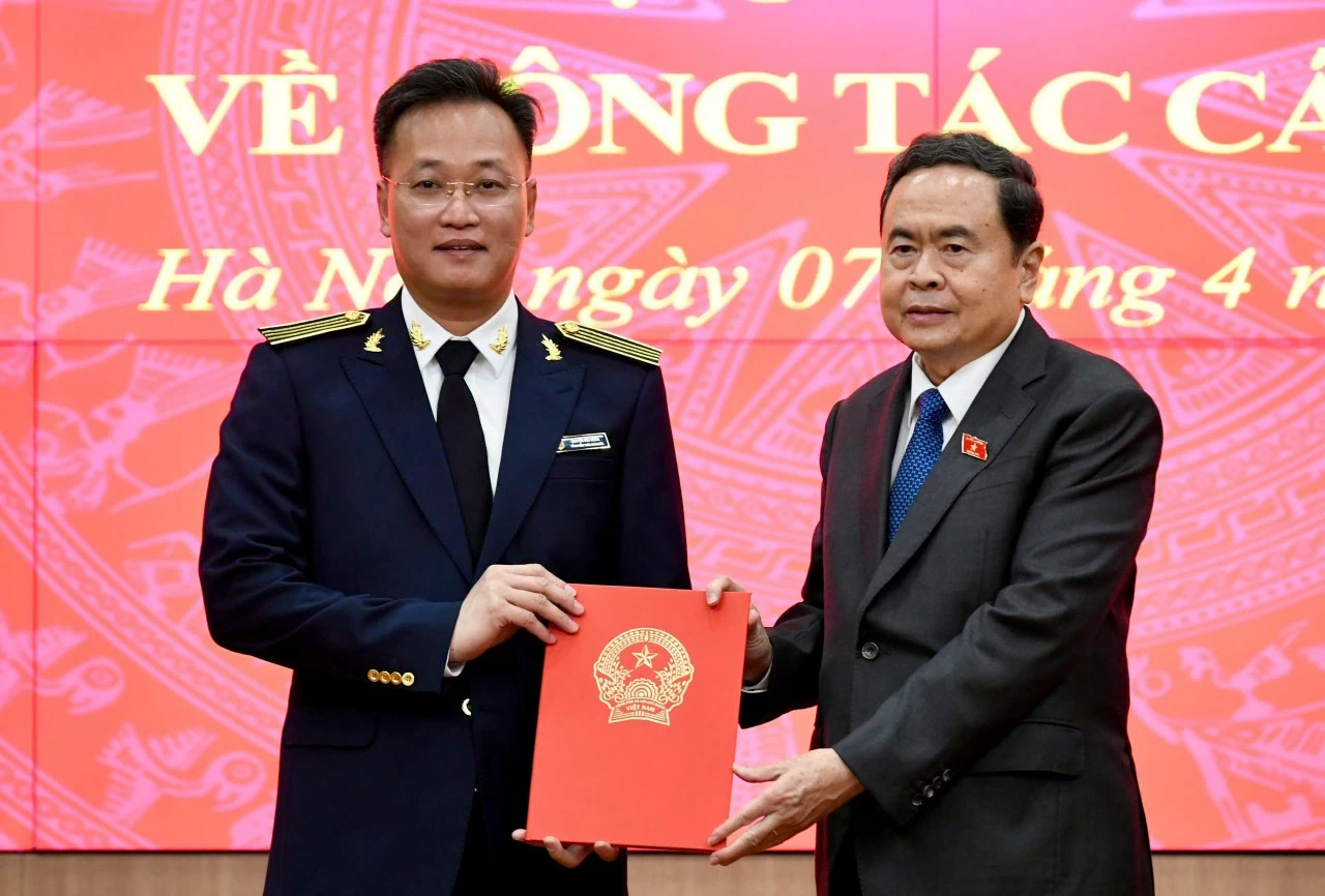 Công bố Nghị quyết của Quốc hội về bầu Tổng Kiểm toán nhà nước với đồng chí Nguyễn Hữu Nghĩa