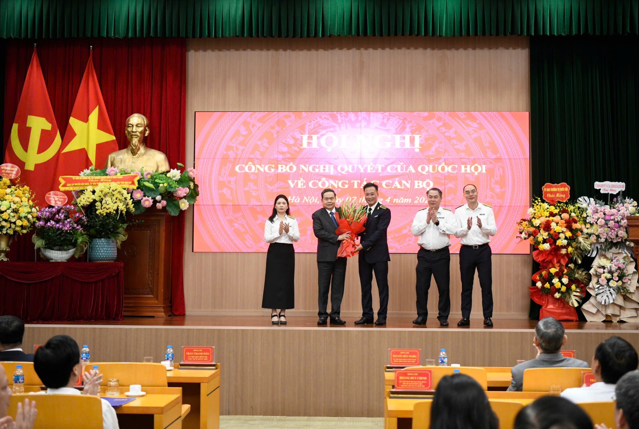 Công bố Nghị quyết của Quốc hội về bầu Tổng Kiểm toán nhà nước với đồng chí Nguyễn Hữu Nghĩa