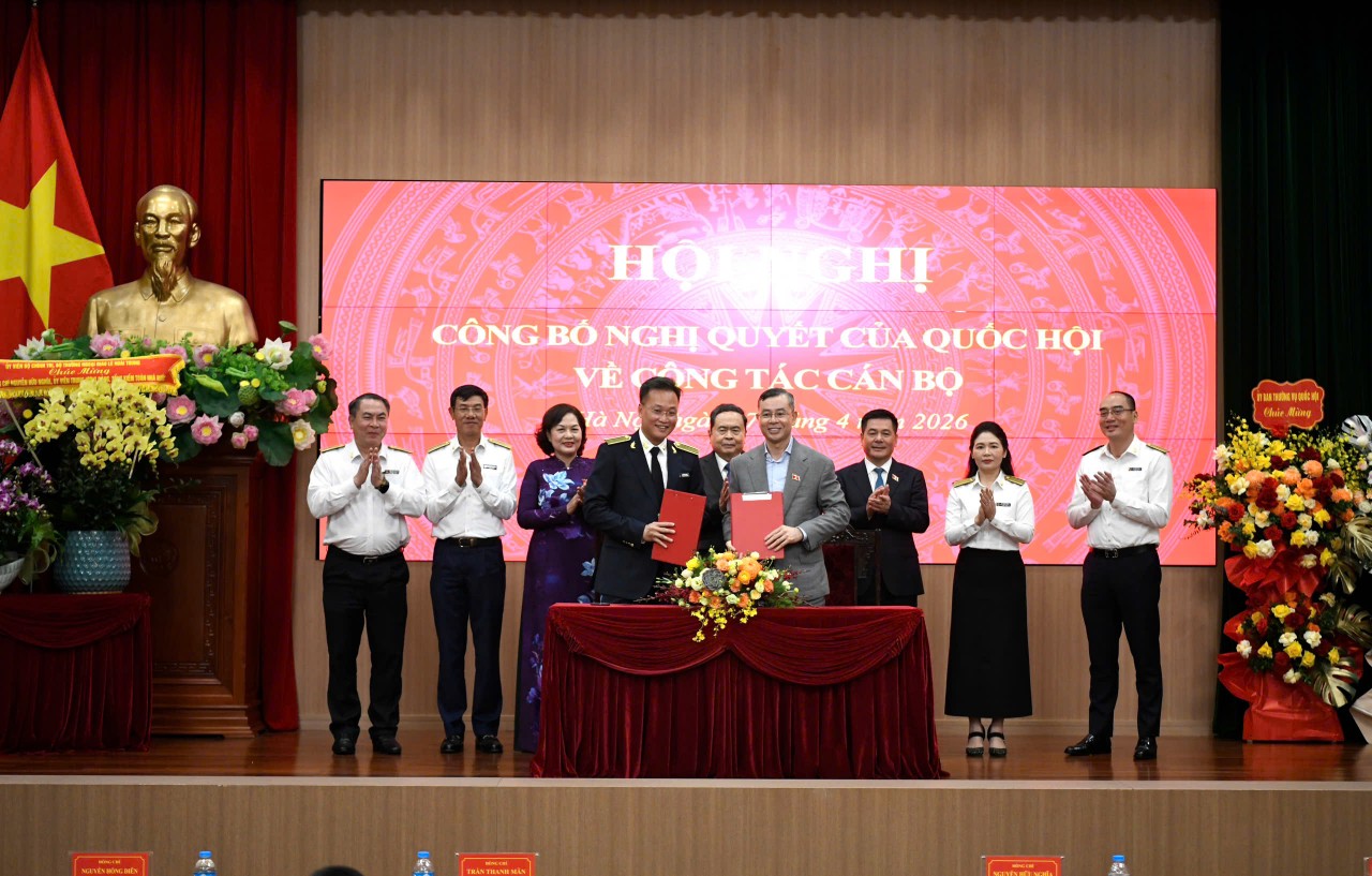 Công bố Nghị quyết của Quốc hội về bầu Tổng Kiểm toán nhà nước với đồng chí Nguyễn Hữu Nghĩa