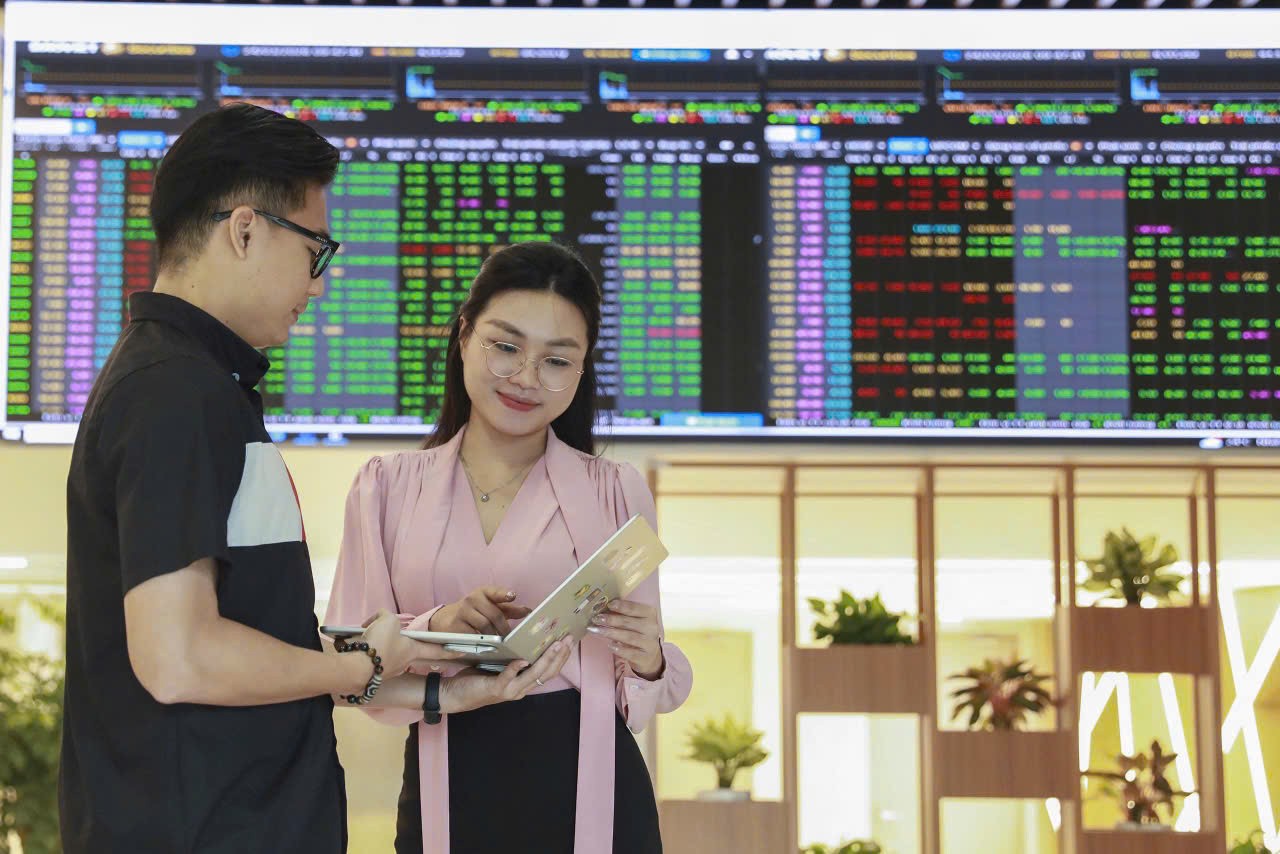 Chứng khoán ngày 8/4: Đón “sóng” nâng hạng, thị trường phủ kín sắc xanh tím Chứng khoán ngày 8/4: Đón “sóng” nâng hạng, thị trường phủ kín sắc xanh tím