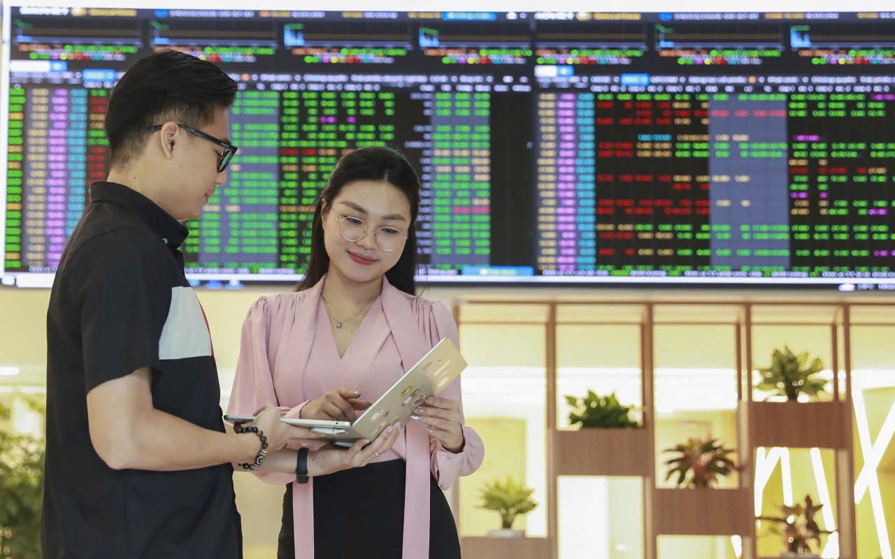 Chứng khoán ngày 8/4: Đón “sóng” nâng hạng, thị trường phủ kín sắc xanh tím