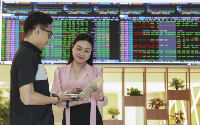 Chứng khoán ngày 8/4: Đón “sóng” nâng hạng, thị trường phủ kín sắc xanh tím