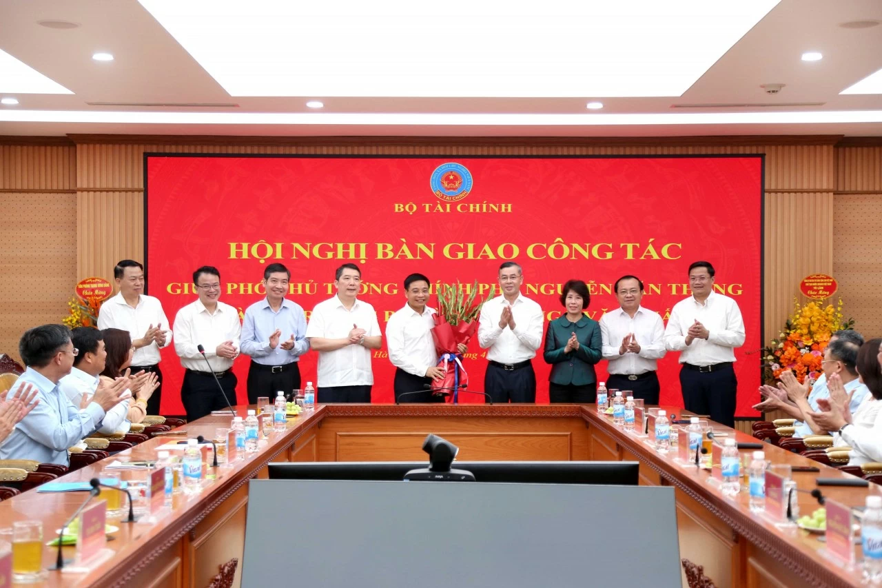Bộ trưởng Ngô Văn Tuấn nhận bàn giao nhiệm vụ: Vinh dự lớn lao, trách nhiệm nặng nề
