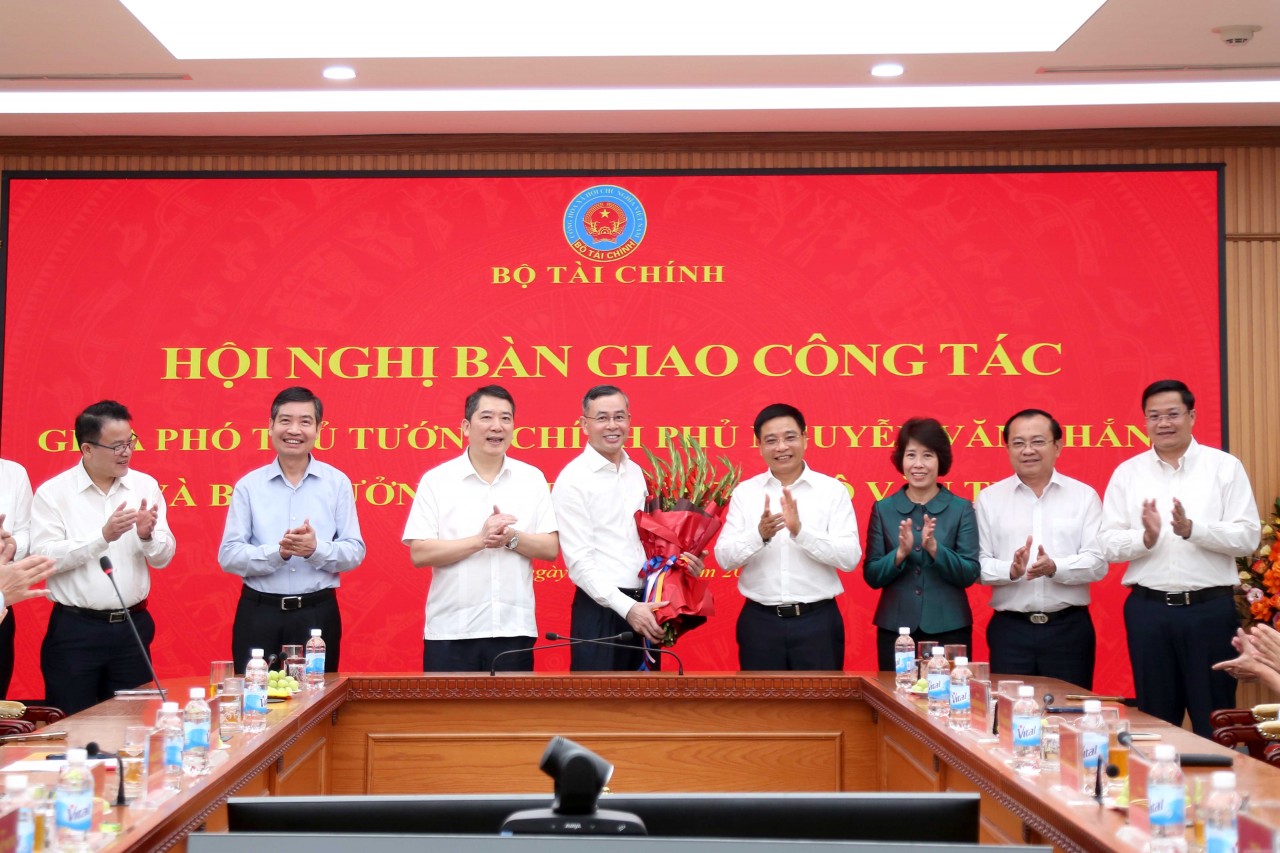 Bộ trưởng Ngô Văn Tuấn nhận bàn giao nhiệm vụ: Vinh dự lớn lao, trách nhiệm nặng nề