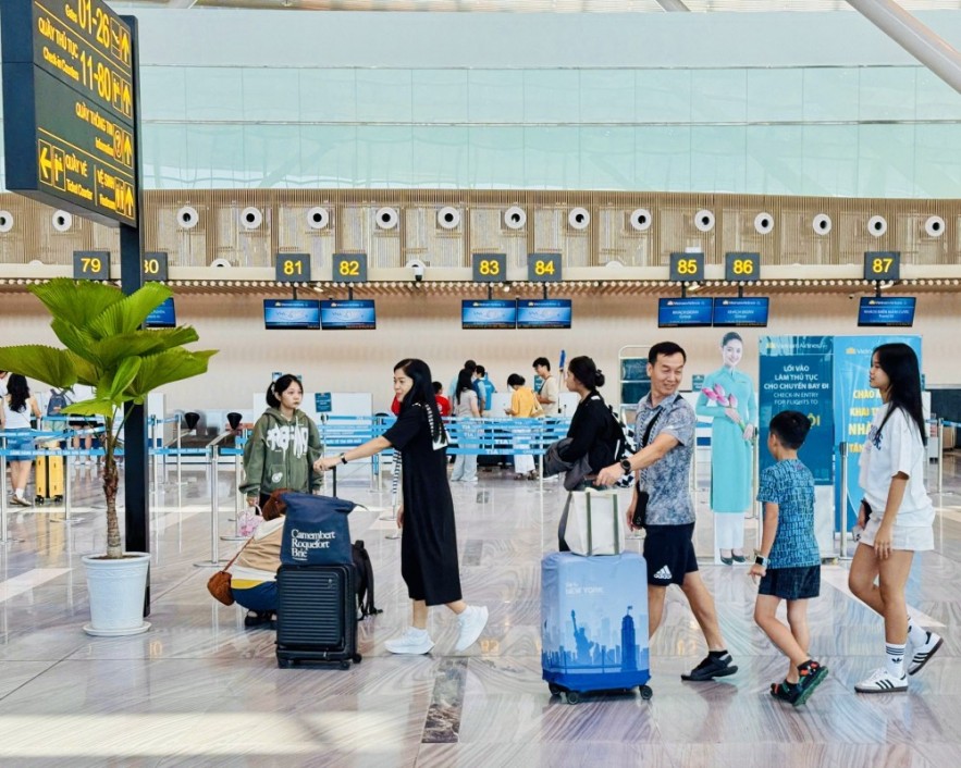 Giá vé máy bay dịp lễ 30/4 - 1/5 tăng chóng mặt