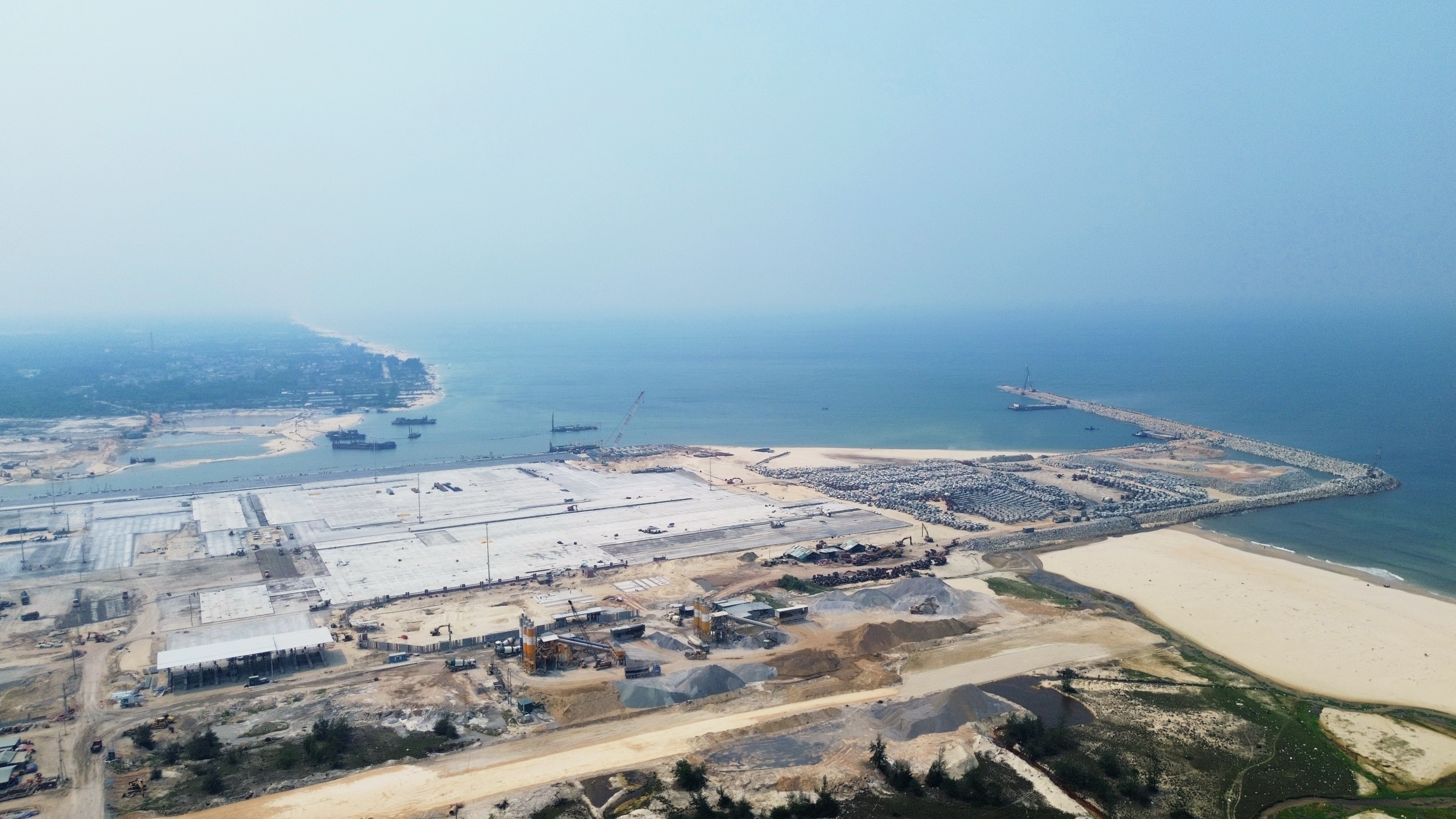 Toàn cảnh công trường dự án Khu bến cảng Mỹ Thuỷ.