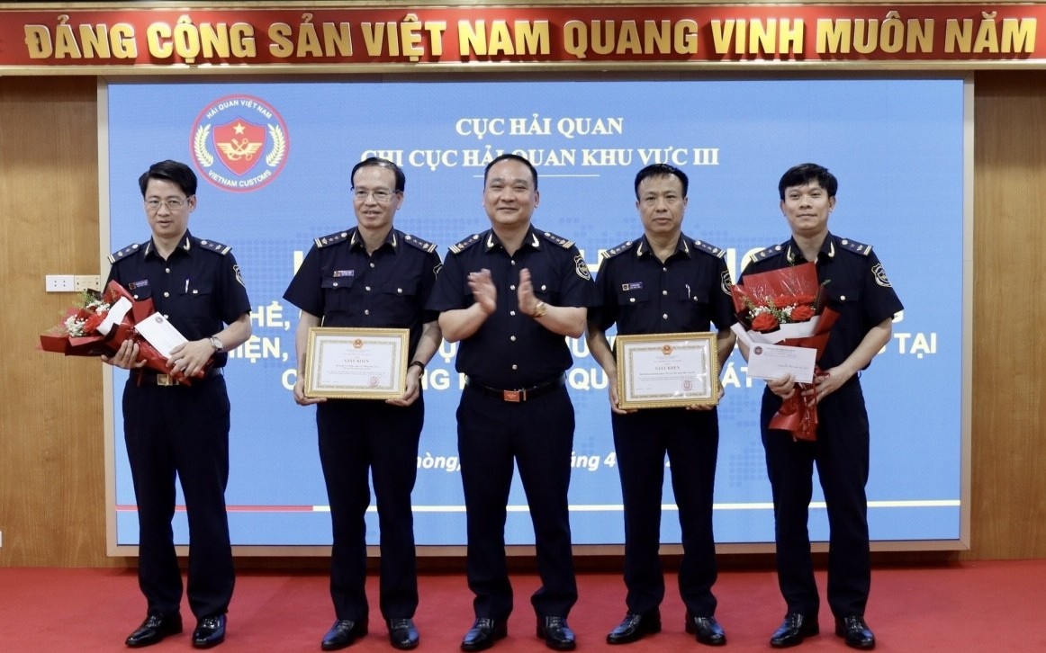 Khen thưởng nóng thành tích bắt gần 190 lượng vàng qua đường hàng không